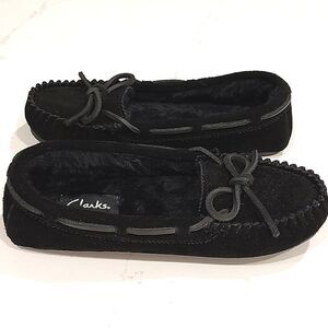 Clark's Black Leather Suede Faux Fur Lined Moccasin Shoe Size 6M